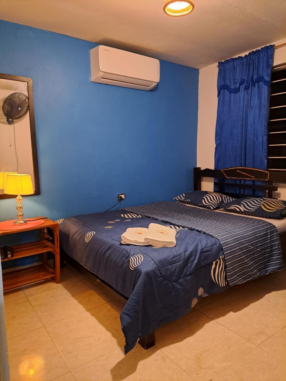 Hostel Shalom Adonai Cartagena Bagian luar foto